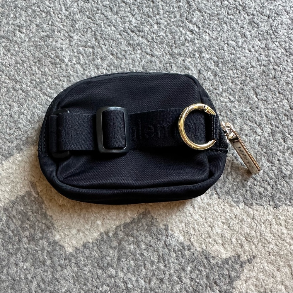 Lululemon Everywhere Belt Bag Nano in Black/Gold - Picture 2 of 3